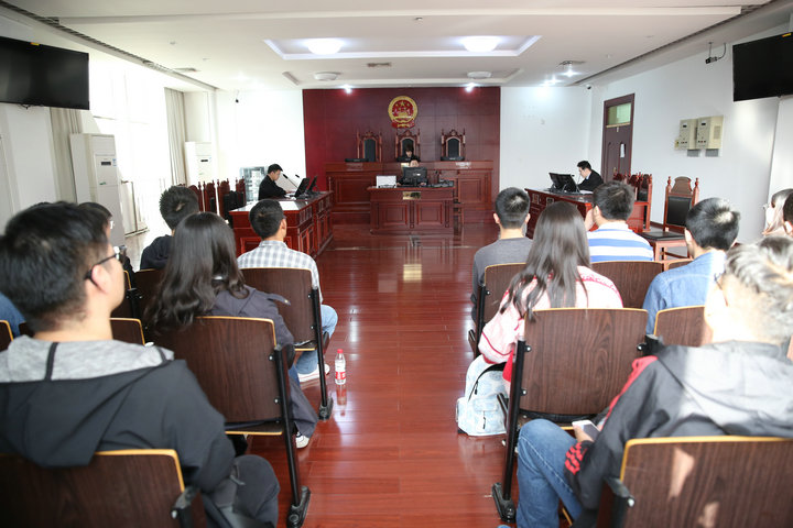 11月14日公众开放日，中南财经政法大学25名学生旁听我院一起民事纠纷案件.jpg