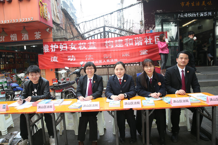 3月7日，我院组织学雷锋志愿者活动和女干警法律服务活动.jpg