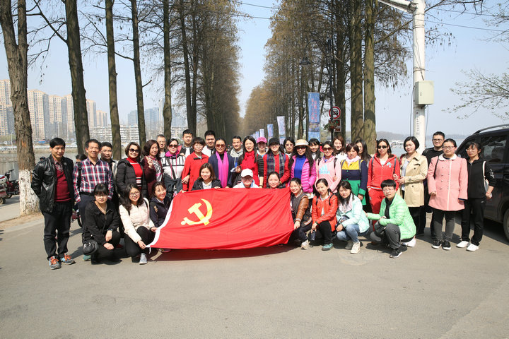 3月8日，我院工会组织女干警徒步东湖绿道.jpg