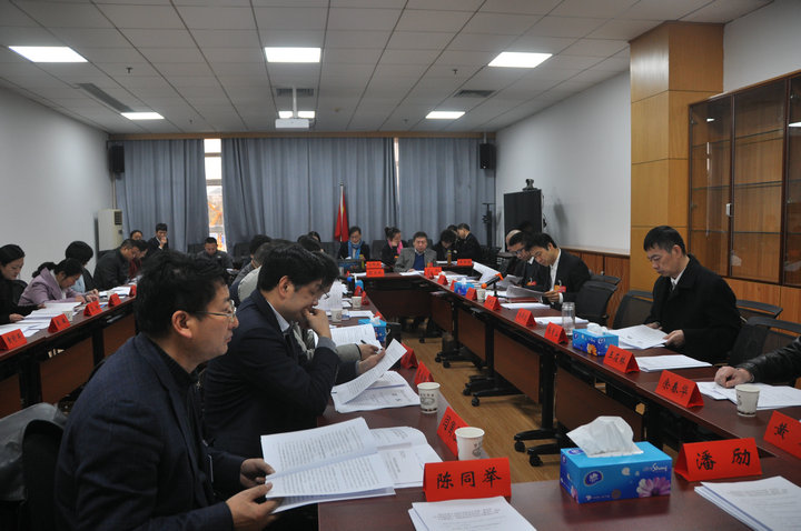 12月30日，院庭领导分赴区第十五届人大二次会议各代表团听取人大代表对我院工作报告的审议.JPG