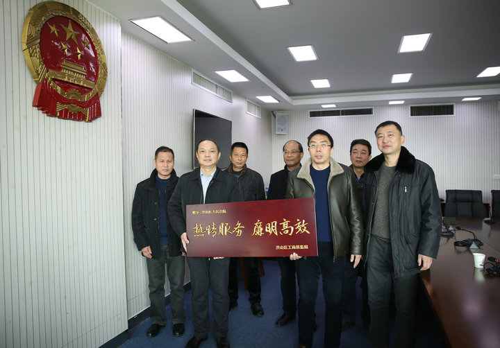 1月12日当事人送来牌匾，感谢我院公正司法.jpg