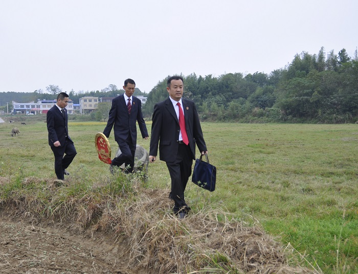 程呈友法官在巡回审判的路上.jpg